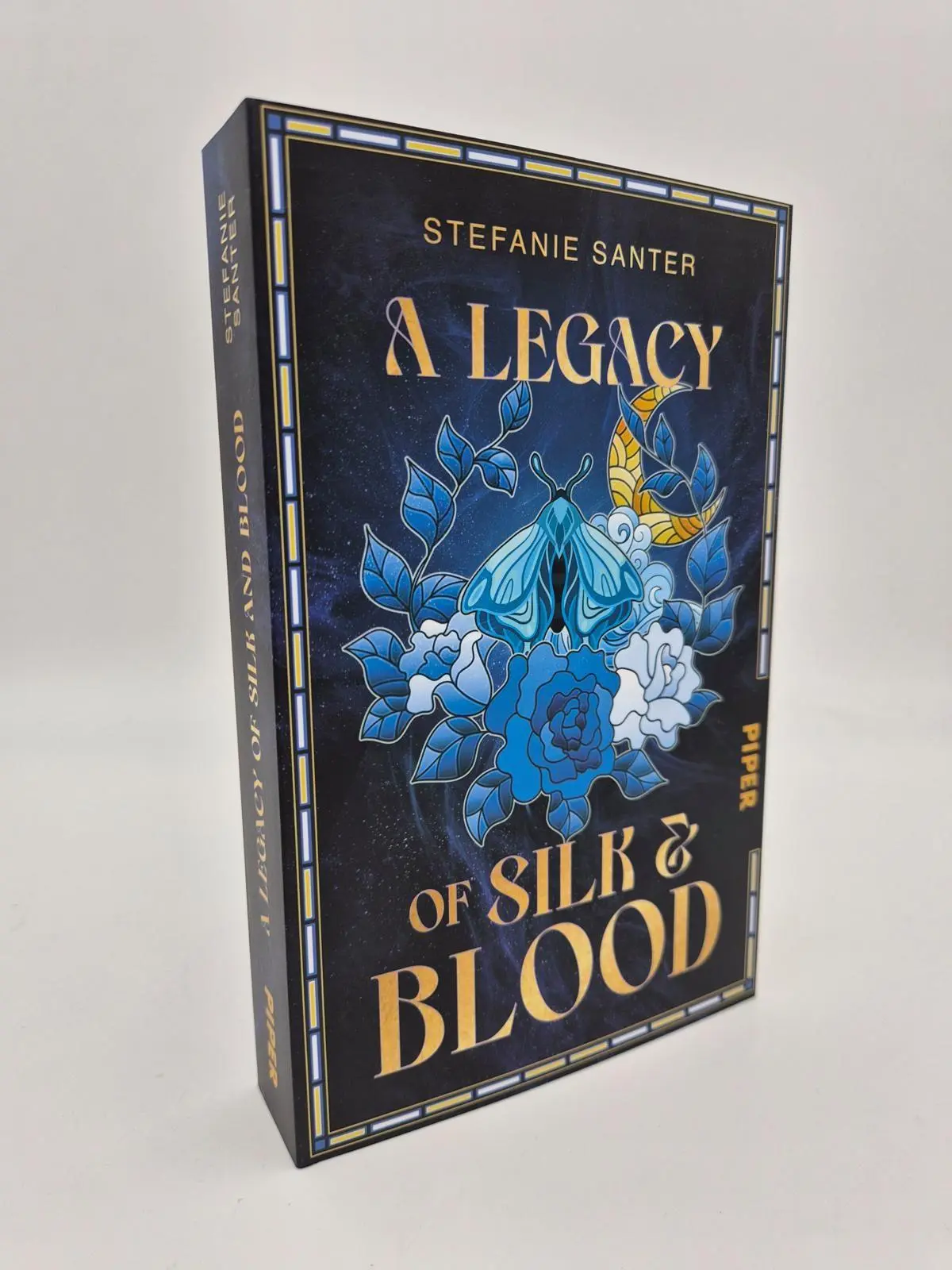 Bild: 9783492706759 | A Legacy of Silk and Blood | Roman Mystische Gothic Romantasy | Santer