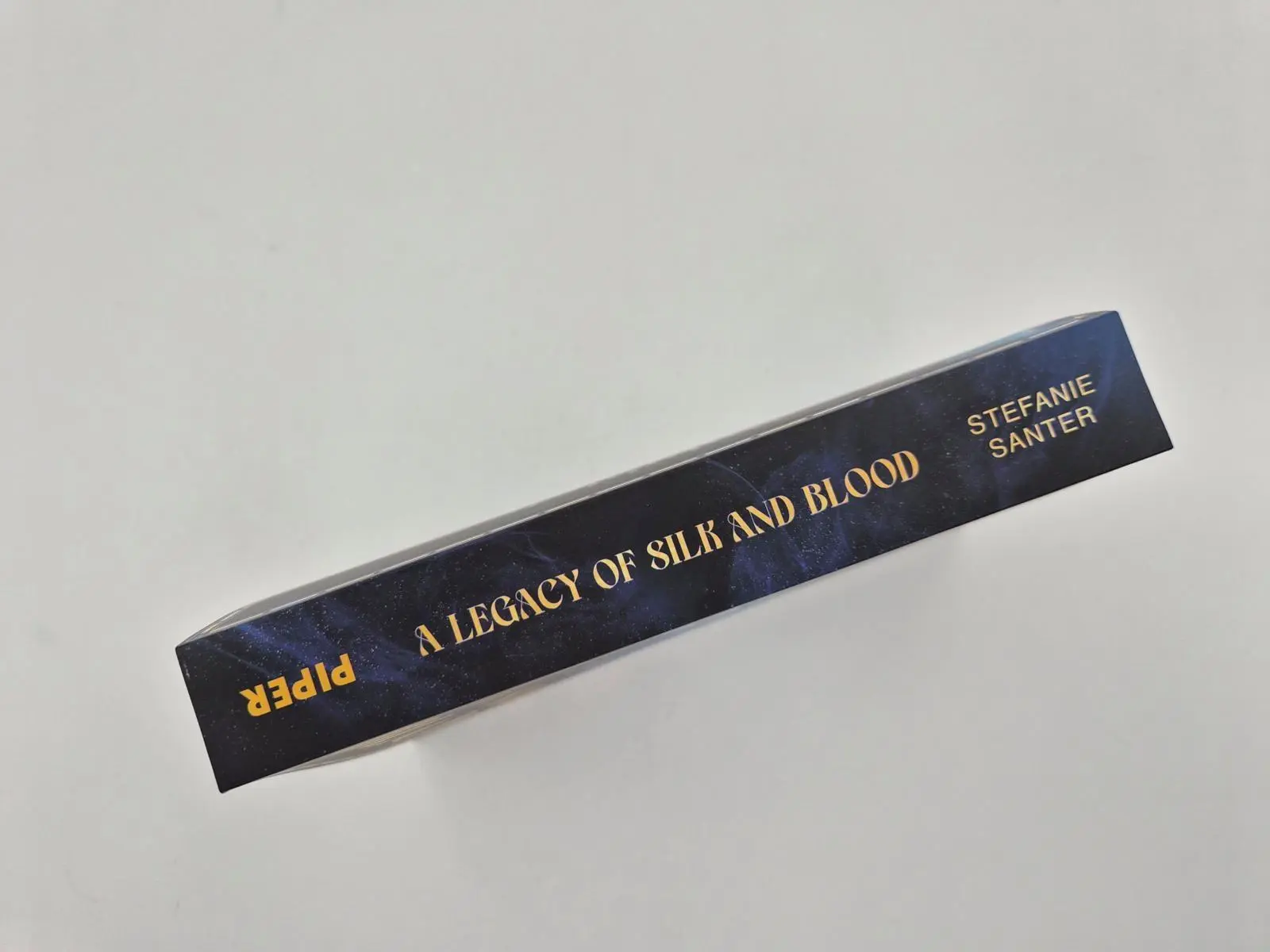 Bild: 9783492706759 | A Legacy of Silk and Blood | Roman Mystische Gothic Romantasy | Santer