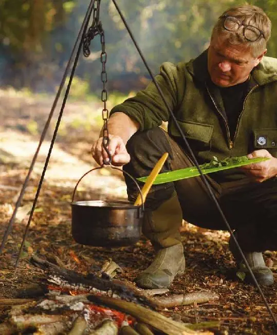 Bild: 9783966641760 | Koch draußen! Über 100 Rezepte für jedes Wetter | Ray Mears | Buch