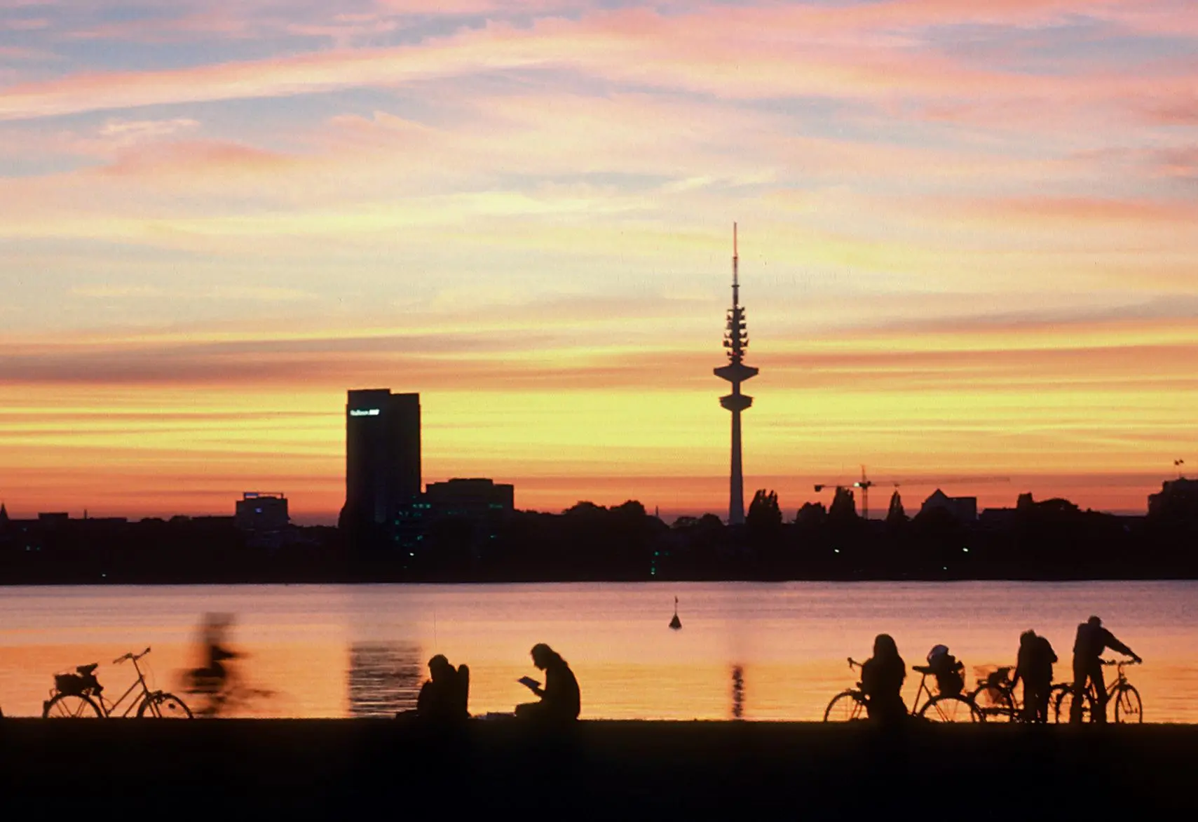 Bild: 4250000977260 | HAMBURG 2026 | 3-Monats-Tischkalender | René Menges | Kalender | 2026