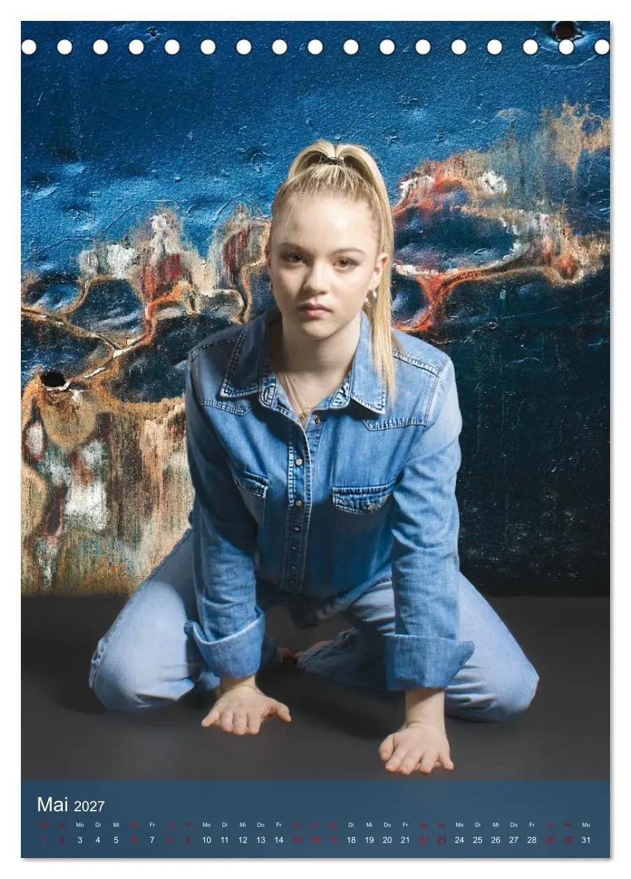 Bild: 9783516792263 | Hailie - Blond in Jeans (Tischkalender 2027 DIN A5 hoch), CALVENDO...