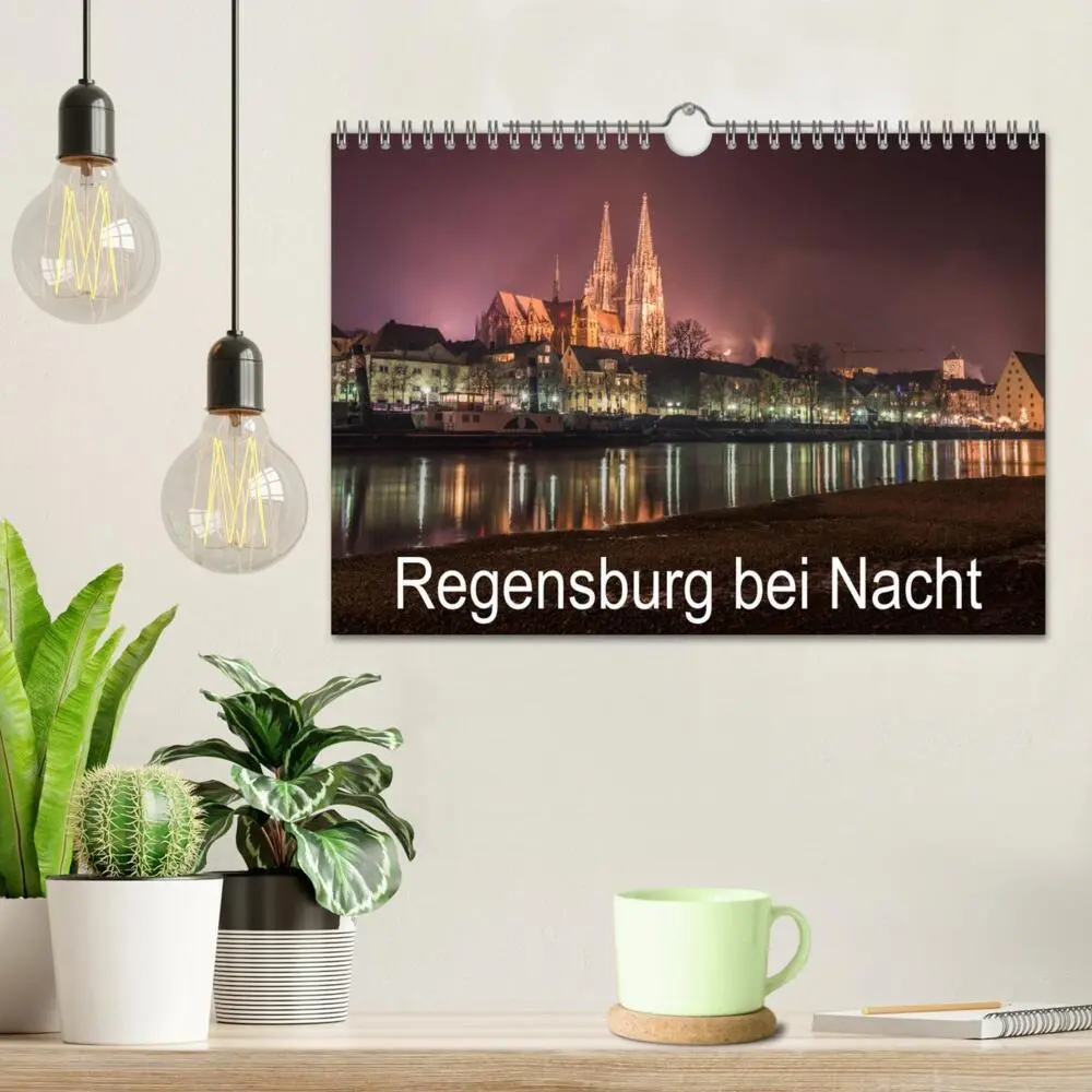 Bild: 9783435384563 | Regensburg bei Nacht (Wandkalender 2025 DIN A4 quer), CALVENDO...