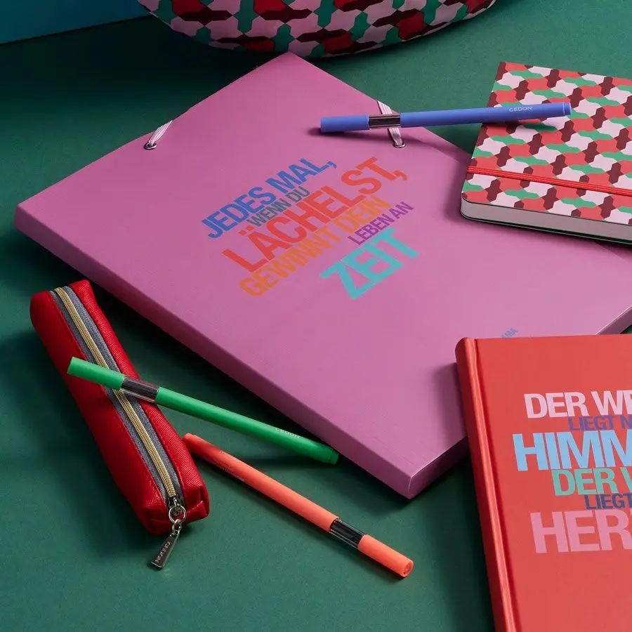 Bild: 4048809030664 | Sammelmappe de Luxe Dalai Lama, Lächelst | 2023 | CEDON MuseumsShops