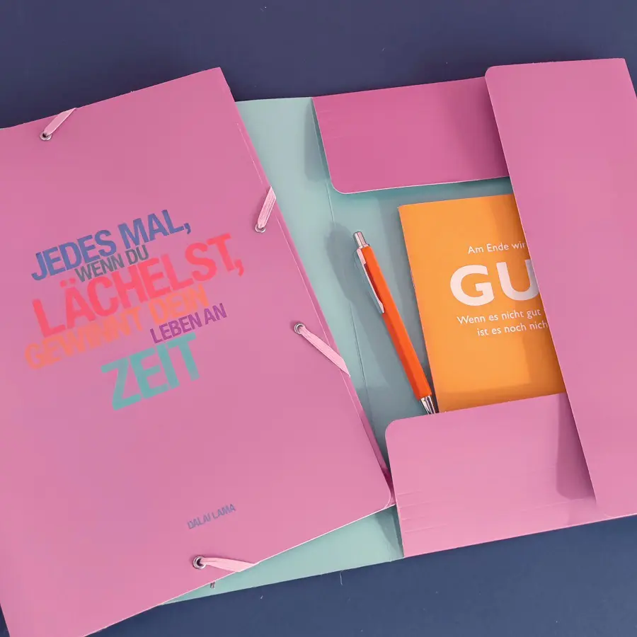 Bild: 4048809030664 | Sammelmappe de Luxe Dalai Lama, Lächelst | 2023 | CEDON MuseumsShops