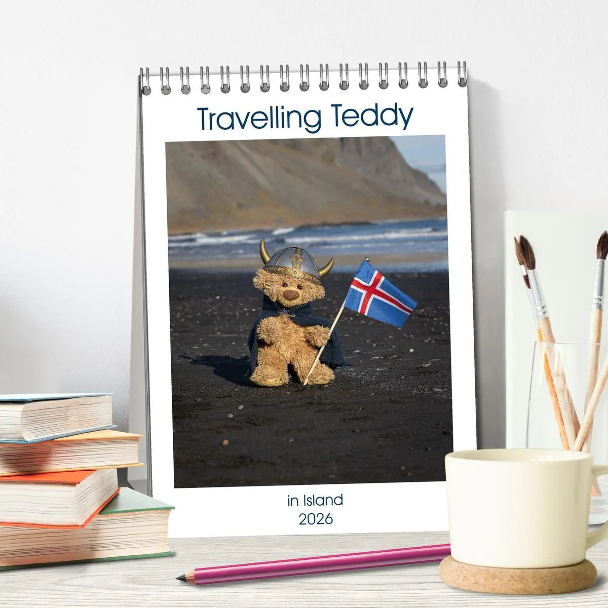 Bild: 9783516370966 | Travelling Teddy in Island (Tischkalender 2026 DIN A5 hoch),...