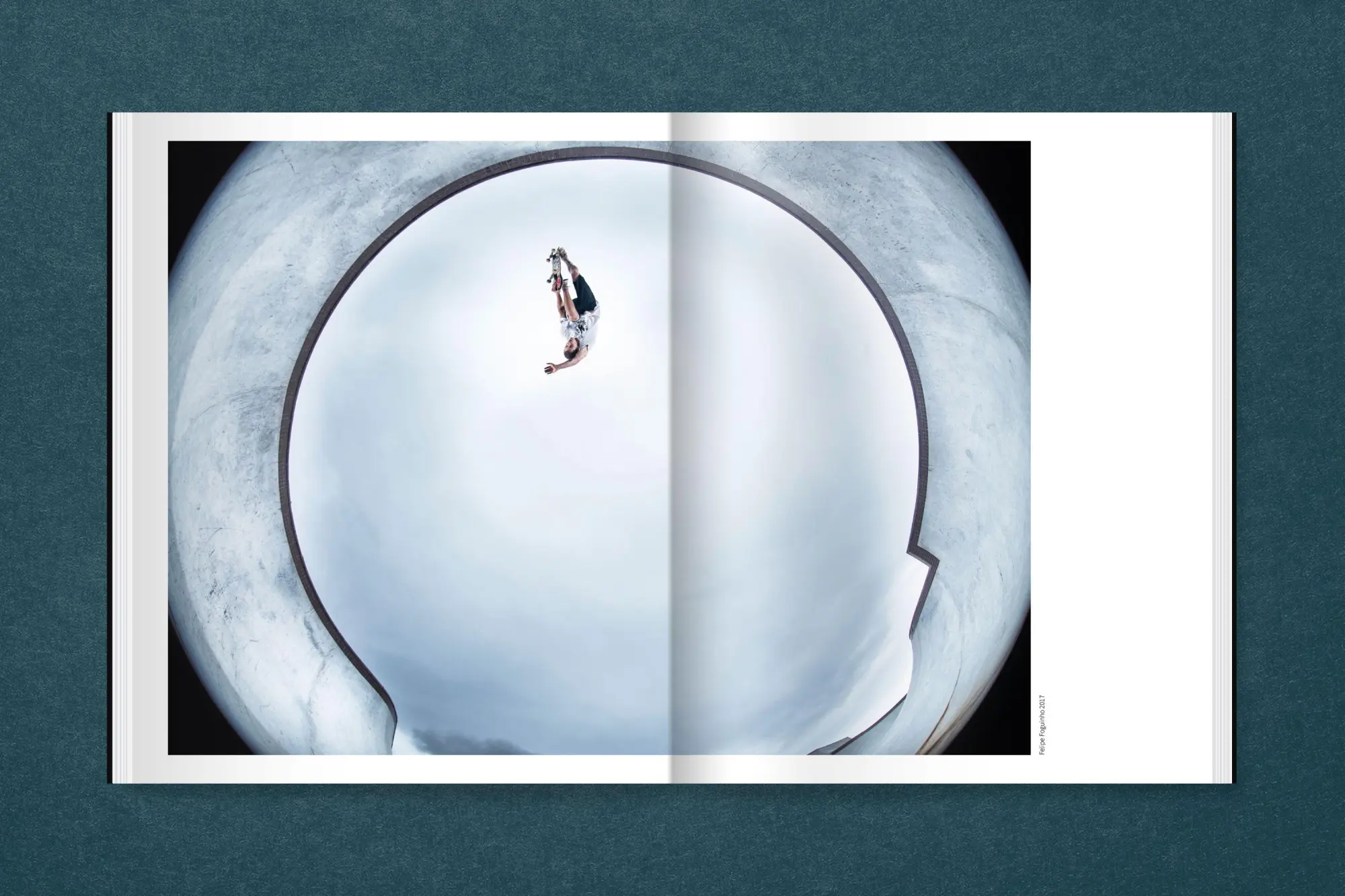Bild: 9783987412066 | Helge Tscharn: Capsule | Silver Edition | Helge Tscharn | Buch | 2025