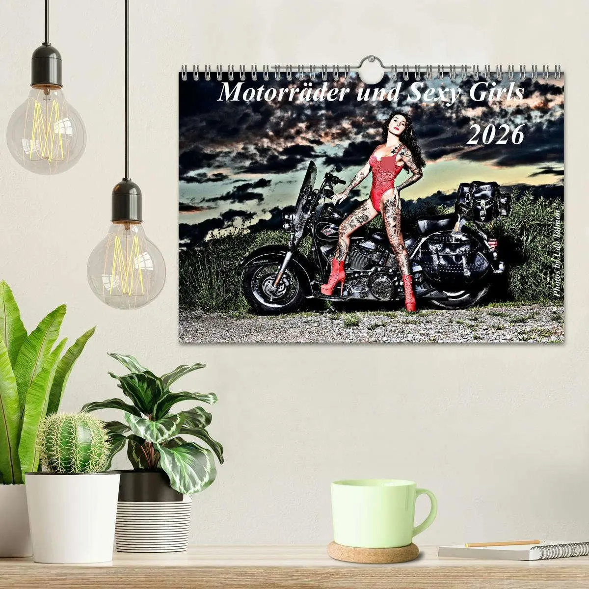 Bild: 9783457329566 | Motorräder und Sexy Girls (Wandkalender 2026 DIN A4 quer), CALVENDO...