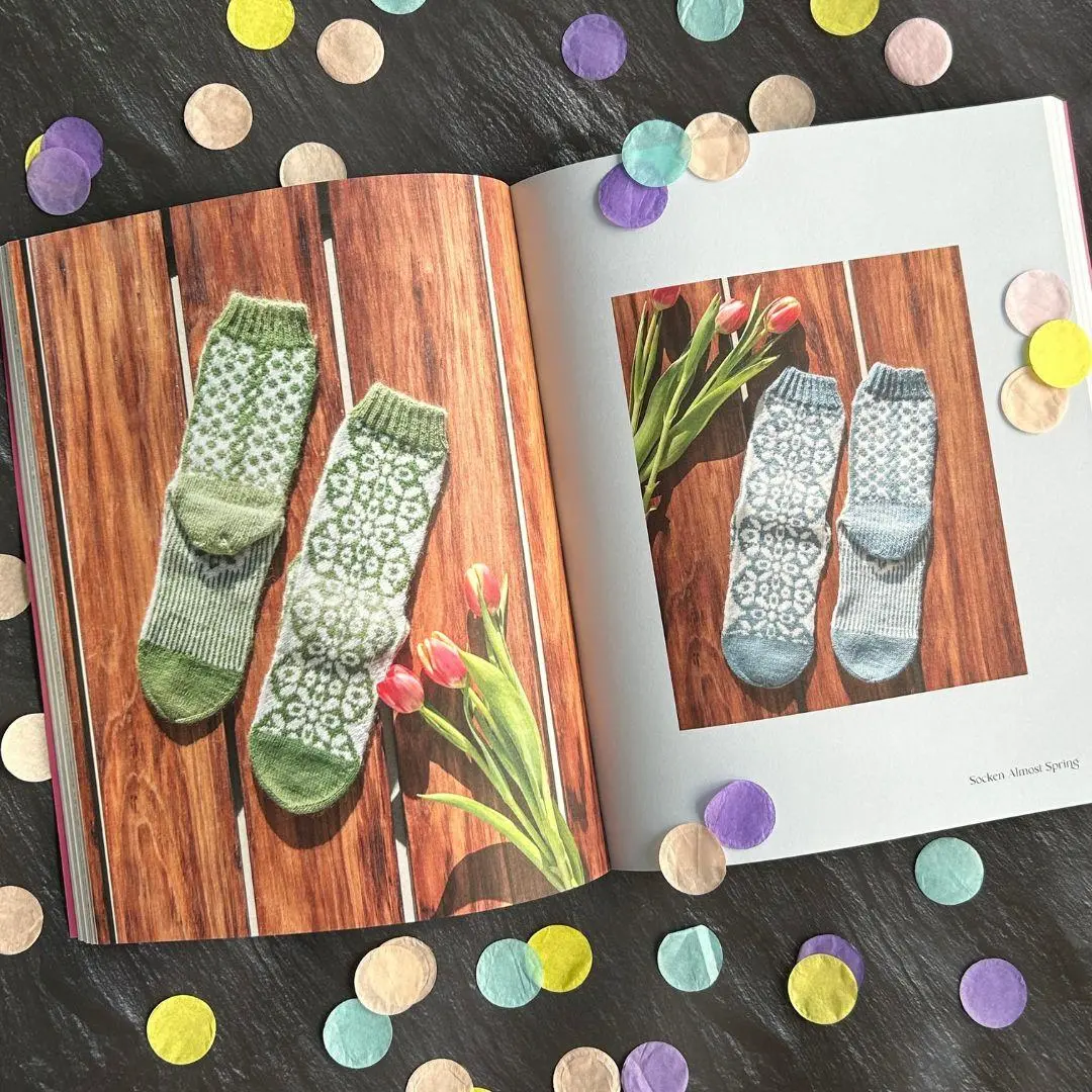 Bild: 9783830721567 | Bunte Socken und witzige Handschuhe stricken | Andrea Hoedt-Konken