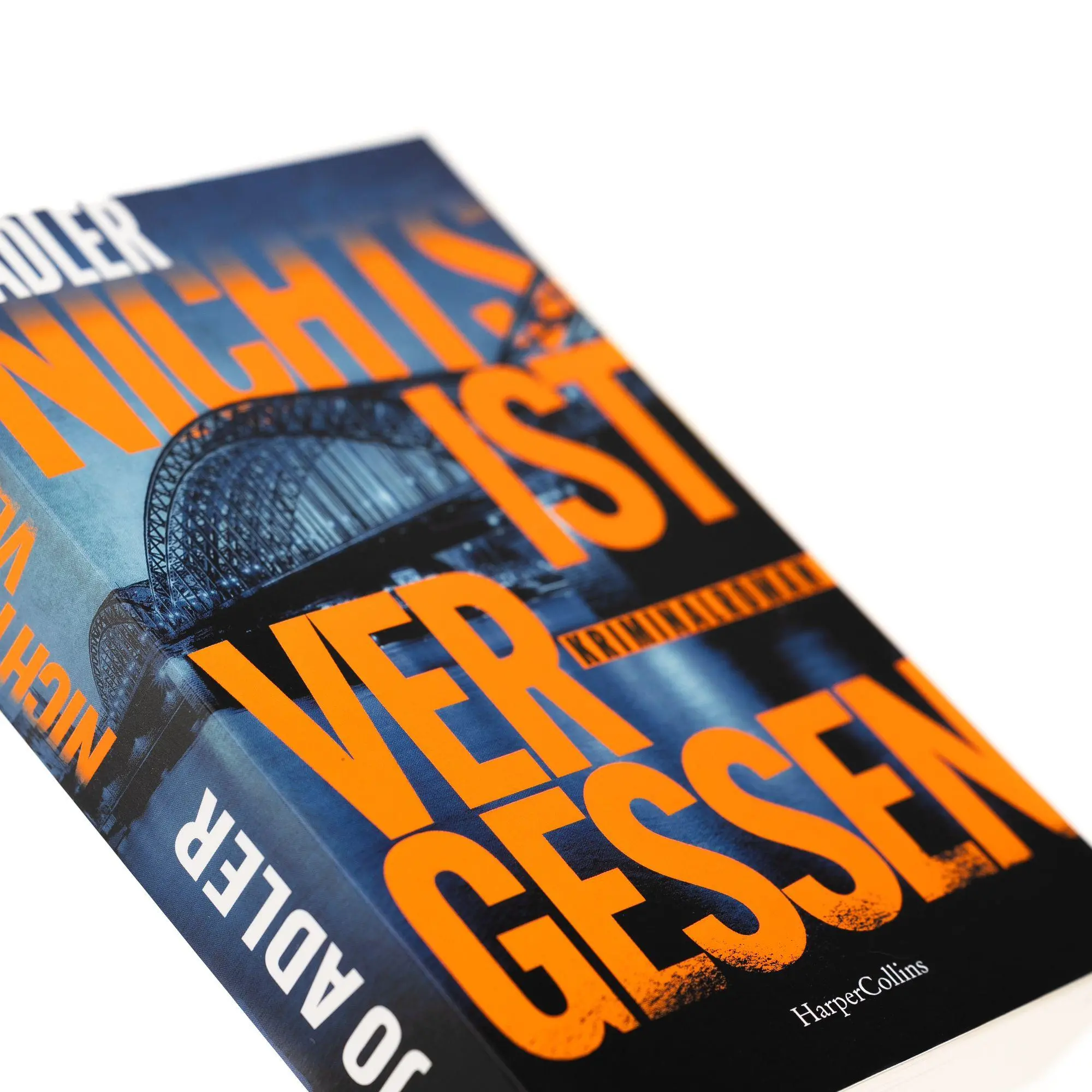 Bild: 9783365013168 | Nichts ist vergessen | Jo Adler | Taschenbuch | 448 S. | Deutsch