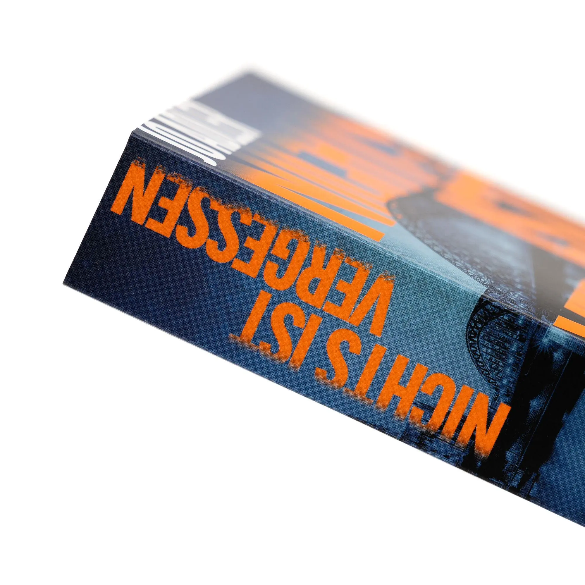 Bild: 9783365013168 | Nichts ist vergessen | Jo Adler | Taschenbuch | 448 S. | Deutsch