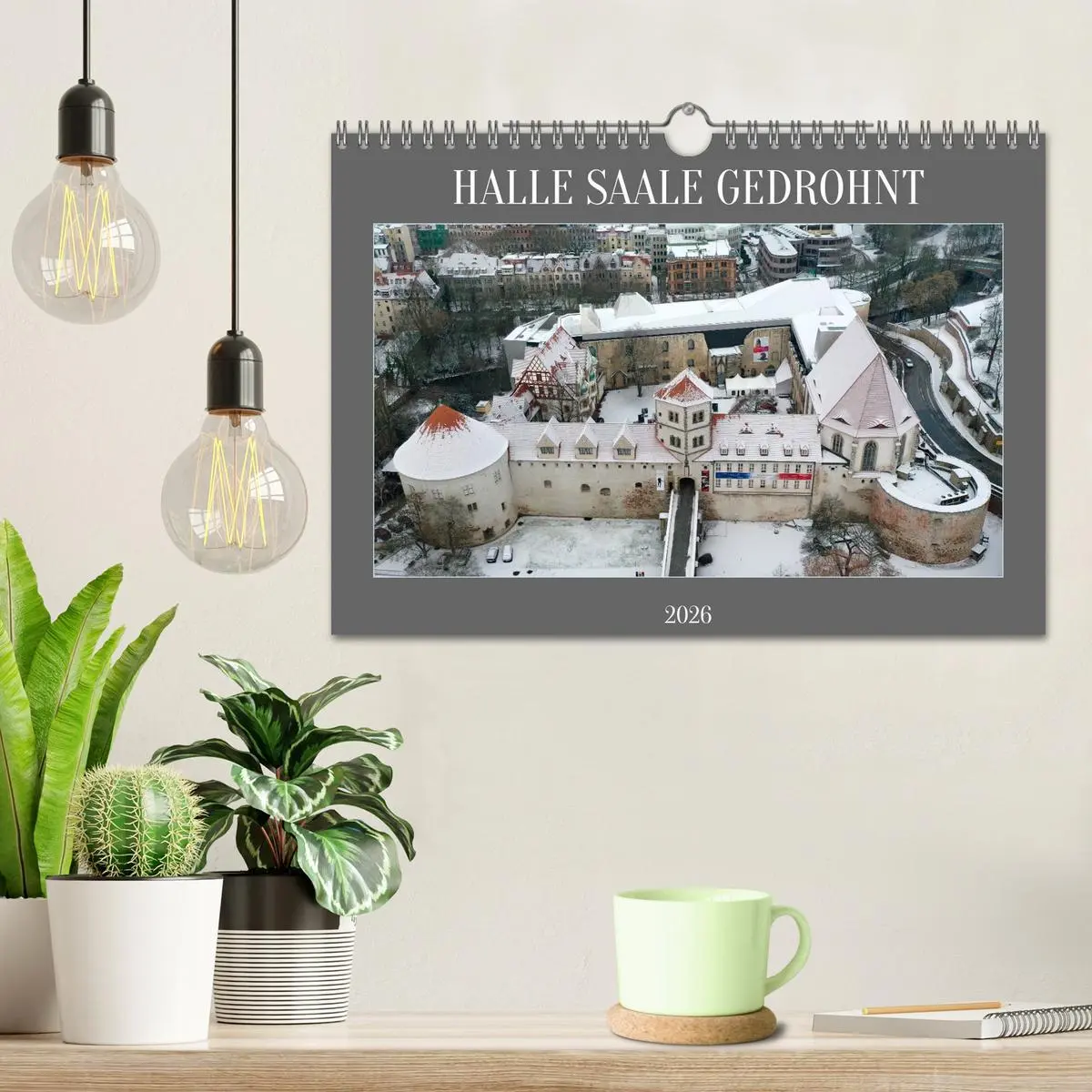 Bild: 9783457377468 | HALLE SAALE GEDROHNT 2026 (Wandkalender 2026 DIN A4 quer), CALVENDO...