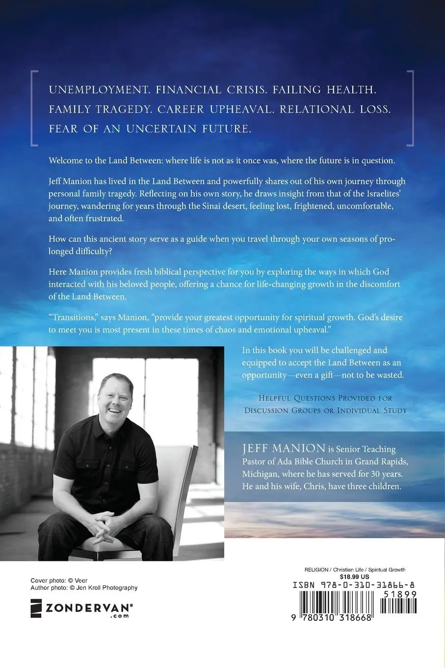 Rückseite: 9780310318668 | The Land Between | Finding God in Difficult Transitions | Jeff Manion