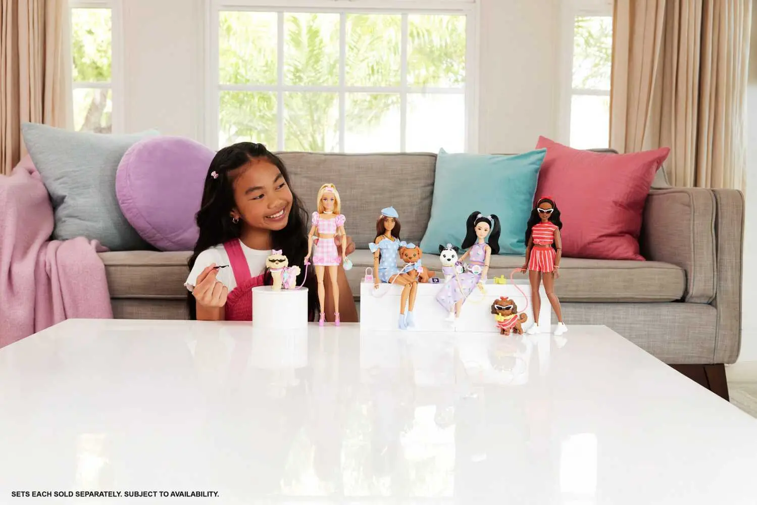 Bild: 194735303069 | Barbie im Zwillingslook mit Schleife und Haustier | Fensterkarton