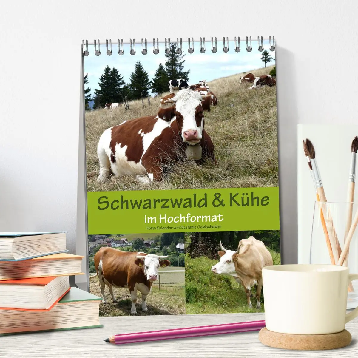 Bild: 9783516437669 | Schwarzwald und Kühe im Hochformat (Tischkalender 2026 DIN A5...