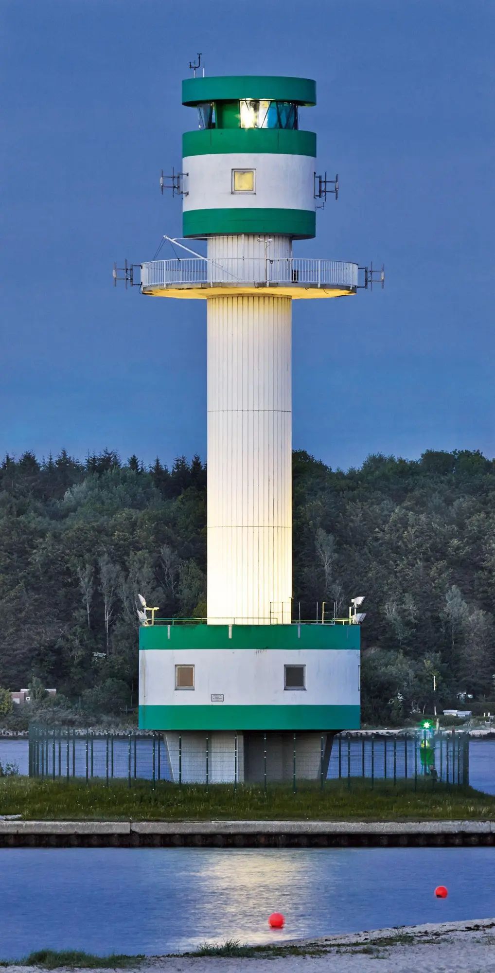Bild: 4250000966271 | LEUCHTTÜRME an Nord- und Ostsee 2027. Postkartenkalender | Kalender