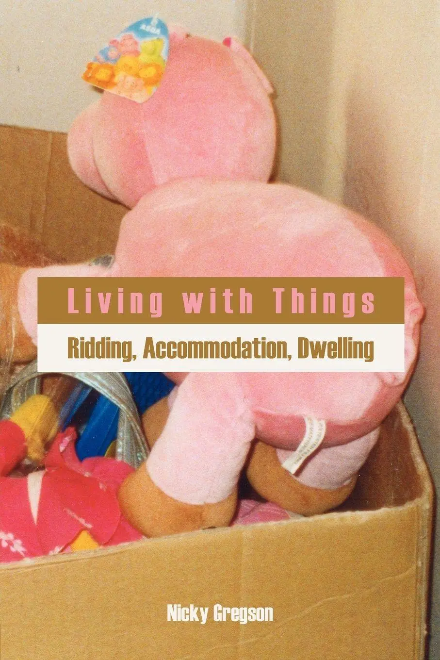 Cover: 9781907774072 | Living with Things | Ridding, Accommodation, Dwelling | Nicky Gregson