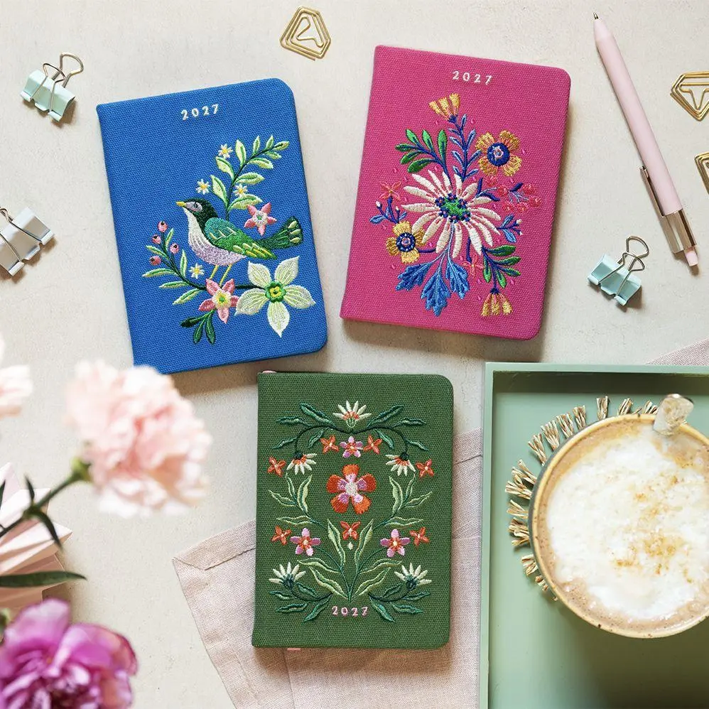 Bild: 4036442015377 | Taschenkalender A6 2027: Vogel und Blüten, bestickt, blau | Verlag