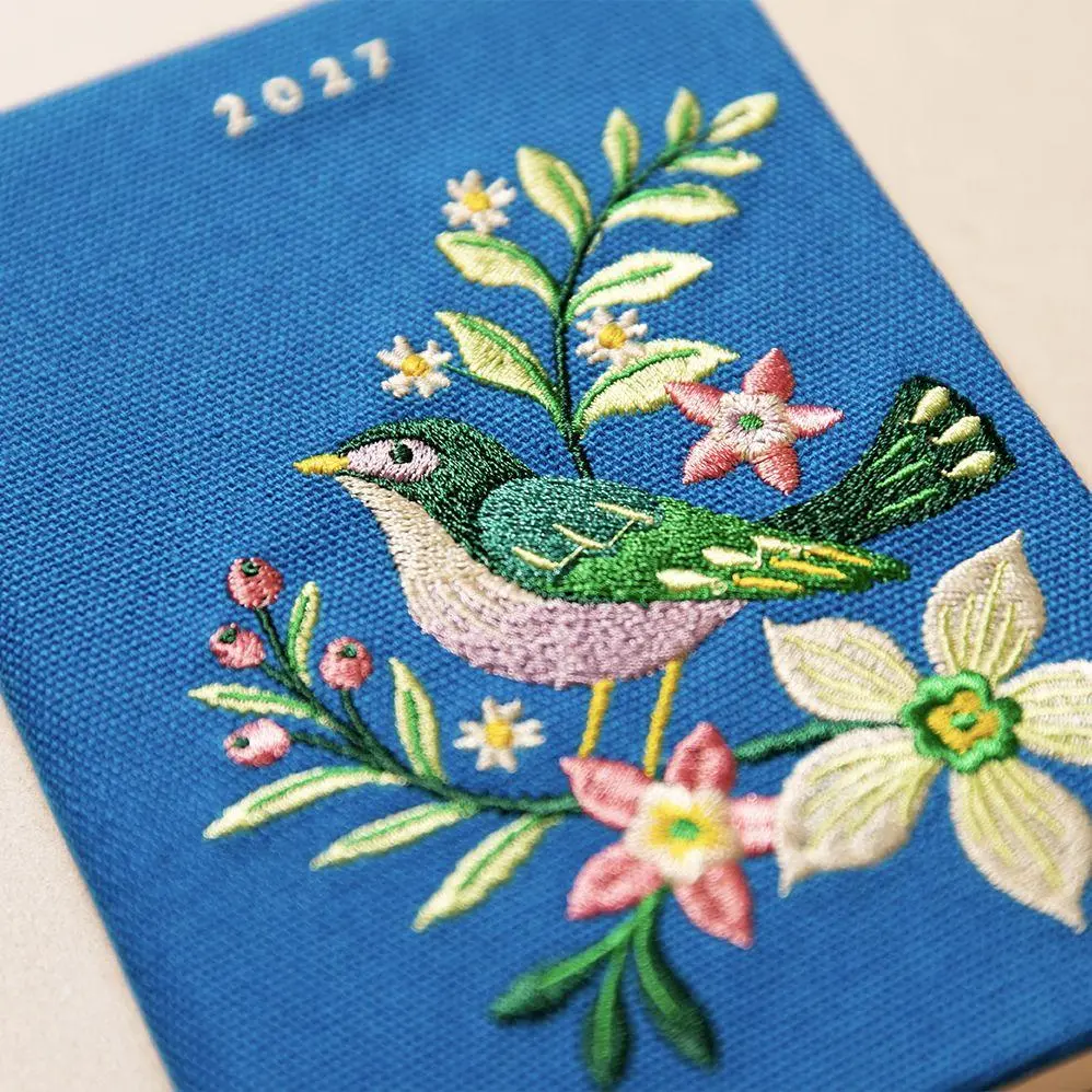 Bild: 4036442015377 | Taschenkalender A6 2027: Vogel und Blüten, bestickt, blau | Verlag