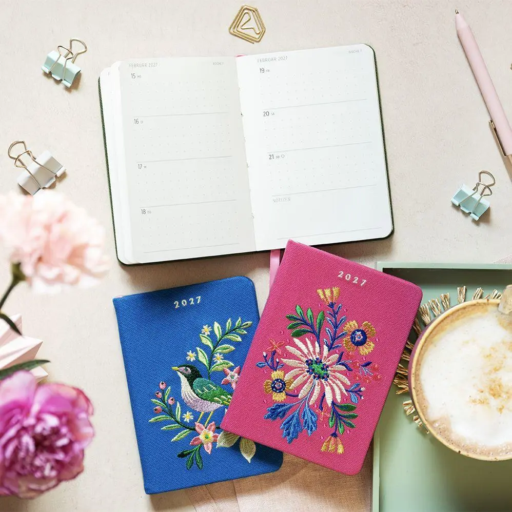 Bild: 4036442015377 | Taschenkalender A6 2027: Vogel und Blüten, bestickt, blau | Verlag