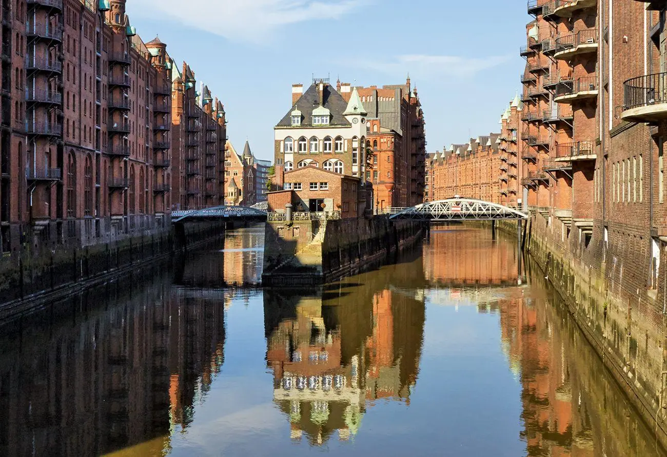 Bild: 4250000977277 | HAMBURG 2027. 3-Monats-Tischkalender | René Menges | Kalender | 2027