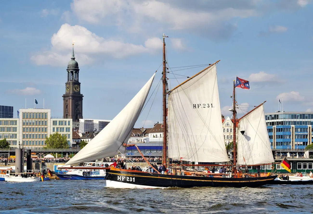 Bild: 4250000977277 | HAMBURG 2027. 3-Monats-Tischkalender | René Menges | Kalender | 2027