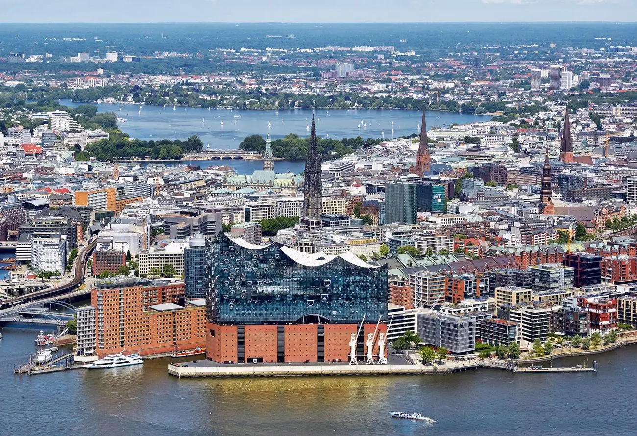 Bild: 4250000977277 | HAMBURG 2027. 3-Monats-Tischkalender | René Menges | Kalender | 2027