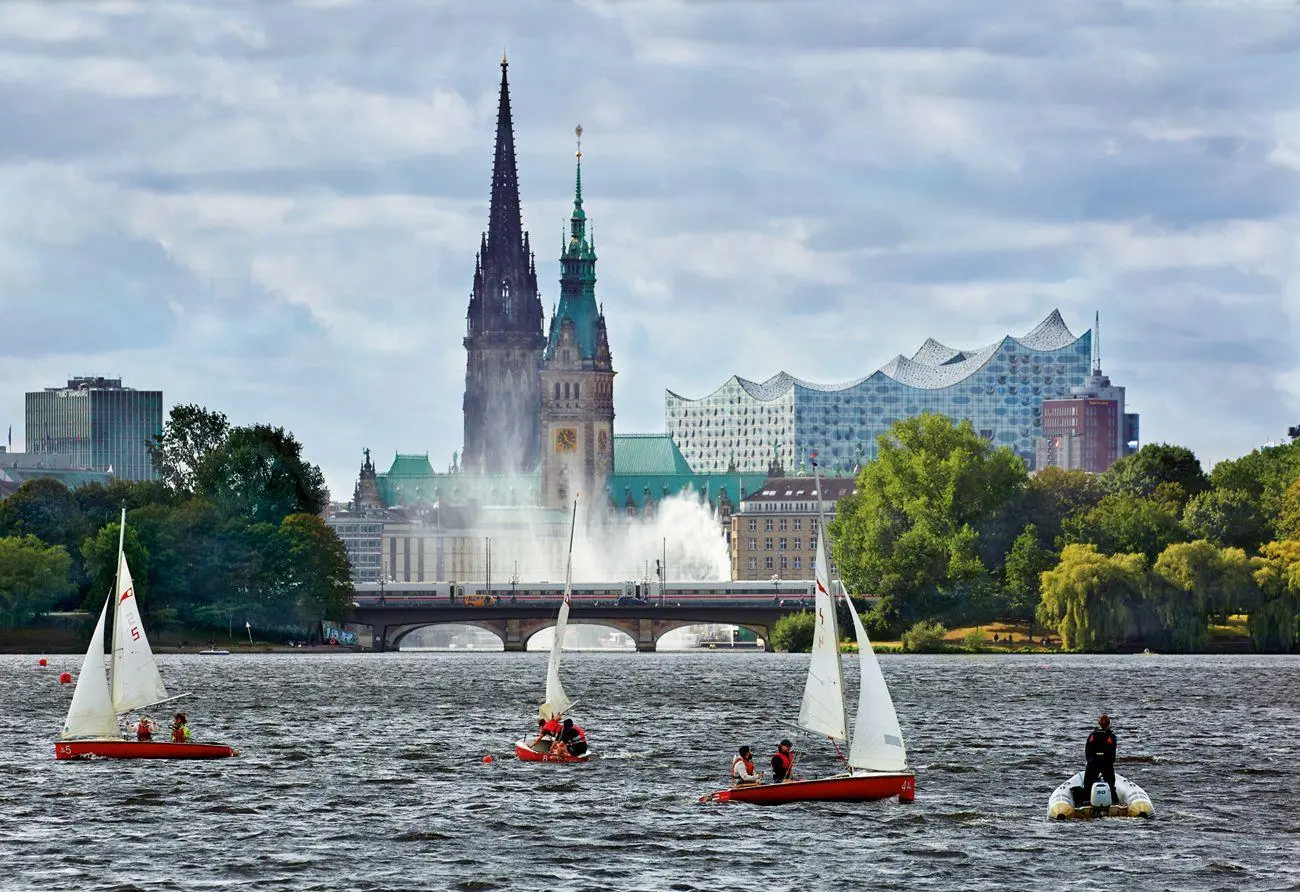 Bild: 4250000977277 | HAMBURG 2027. 3-Monats-Tischkalender | René Menges | Kalender | 2027