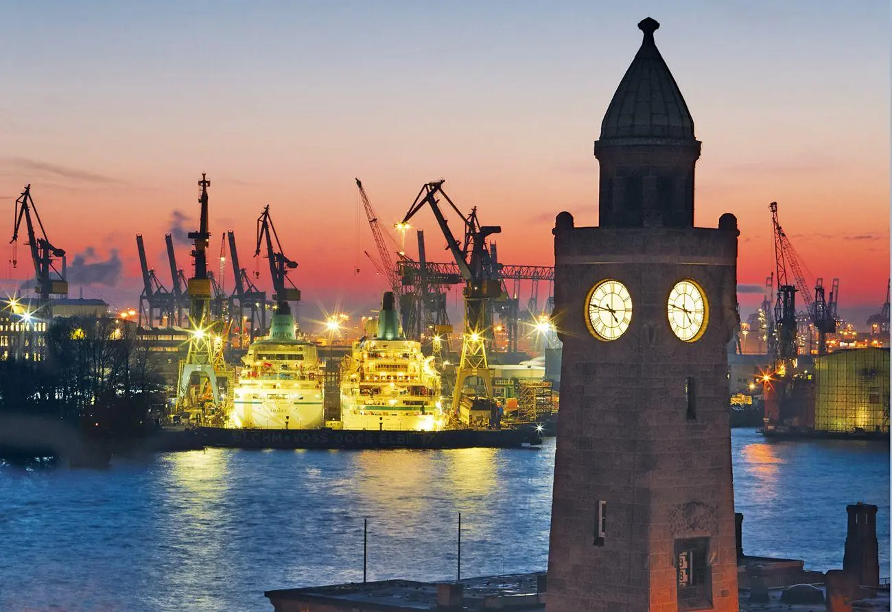 Bild: 4250000977277 | HAMBURG 2027. 3-Monats-Tischkalender | René Menges | Kalender | 2027