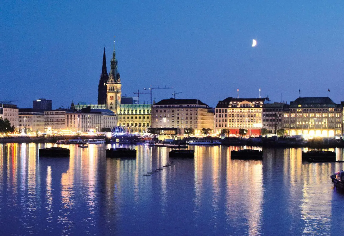 Bild: 4250000977277 | HAMBURG 2027. 3-Monats-Tischkalender | René Menges | Kalender | 2027