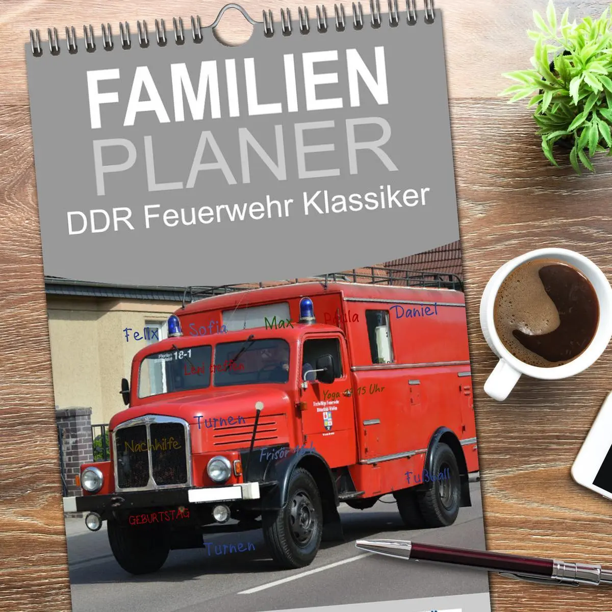 Bild: 9783516607277 | Familienplaner 2026 - DDR Feuerwehr Klassiker mit 5 Spalten...