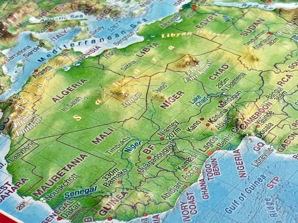 Bild: 4251405900778 | Reliefpostkarte Afrika | André Markgraf (u. a.) | Englisch | 2020