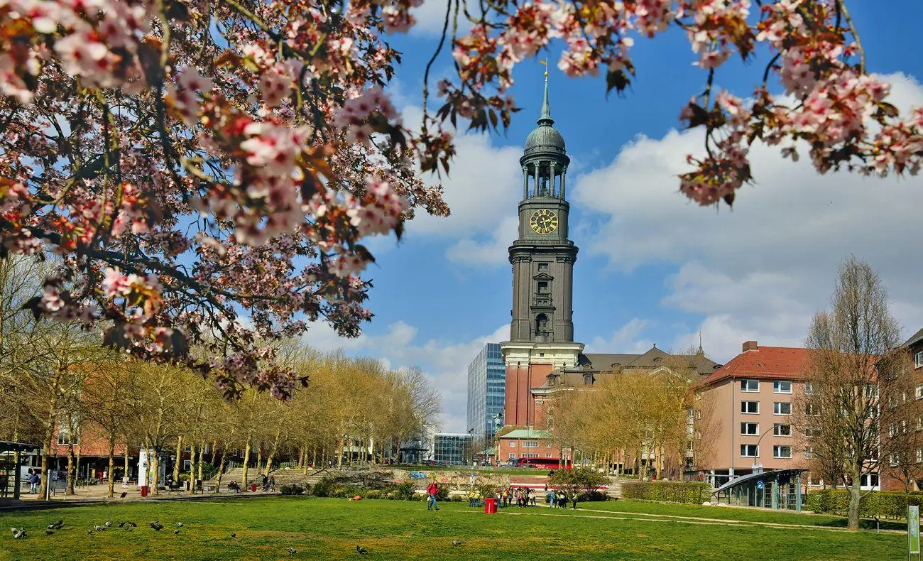 Bild: 4250000960279 | HAMBURG 2027 | Ein Kalender von Marian René Menges | Kalender | 2027
