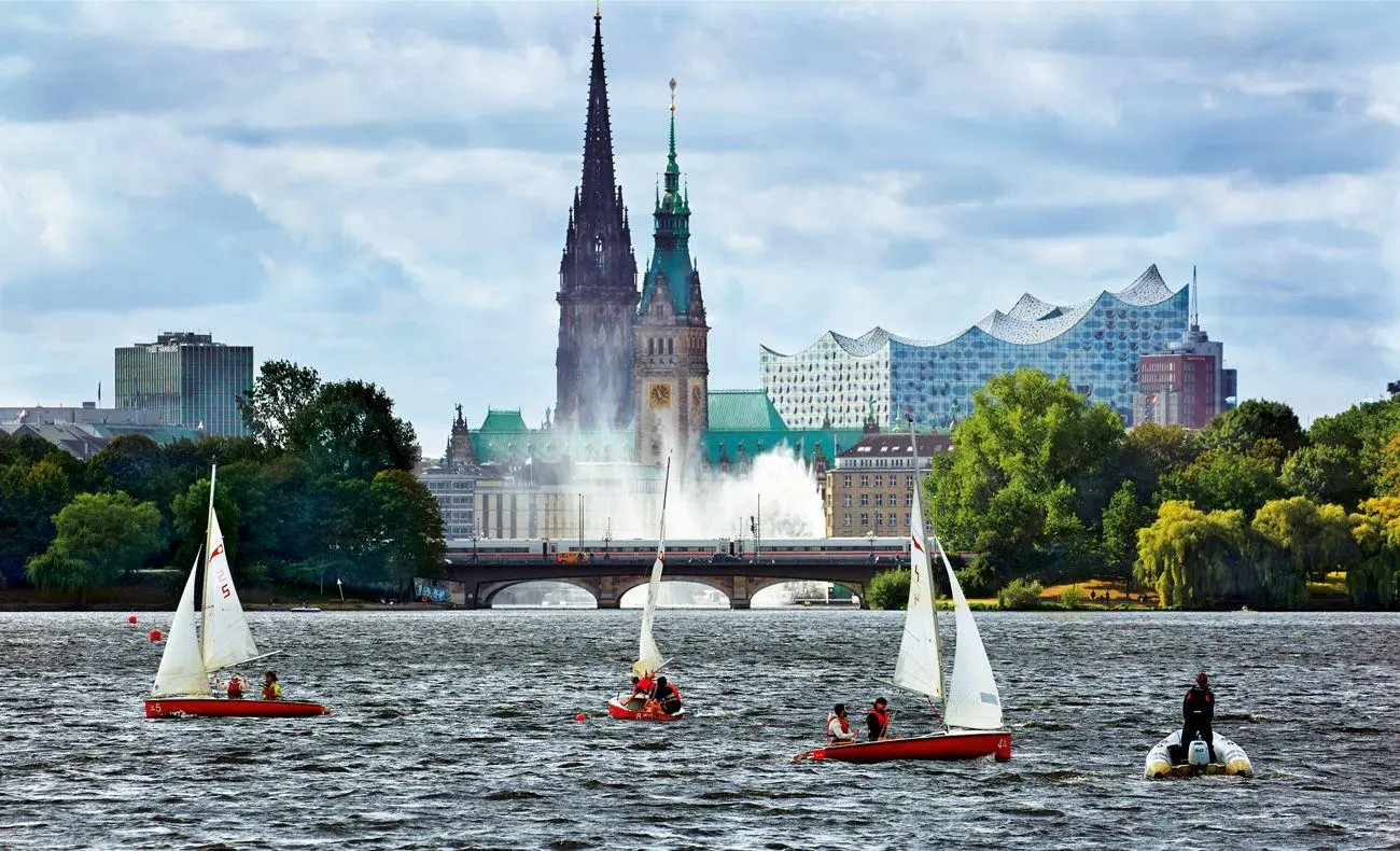 Bild: 4250000960279 | HAMBURG 2027 | Ein Kalender von Marian René Menges | Kalender | 2027