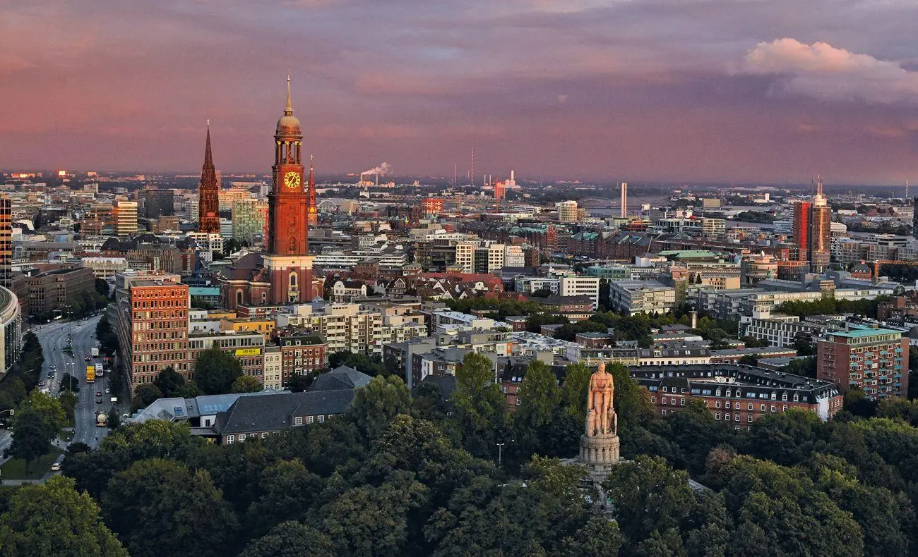 Bild: 4250000960279 | HAMBURG 2027 | Ein Kalender von Marian René Menges | Kalender | 2027