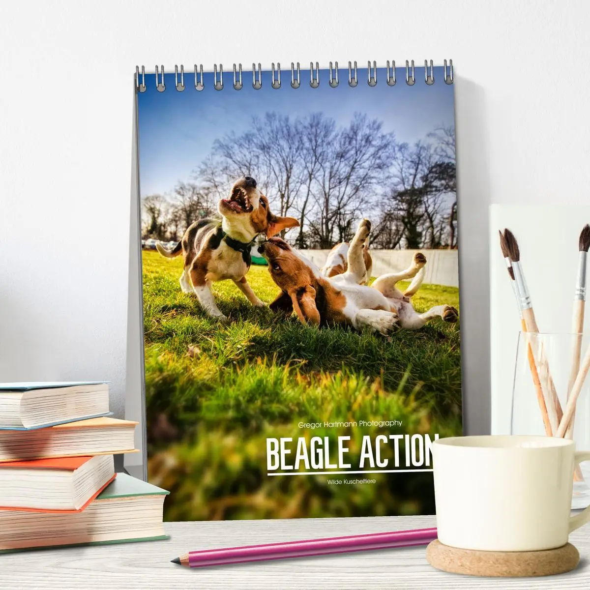 Bild: 9783516415780 | Beagle Action - Wilde Kuscheltiere (Tischkalender 2026 DIN A5...