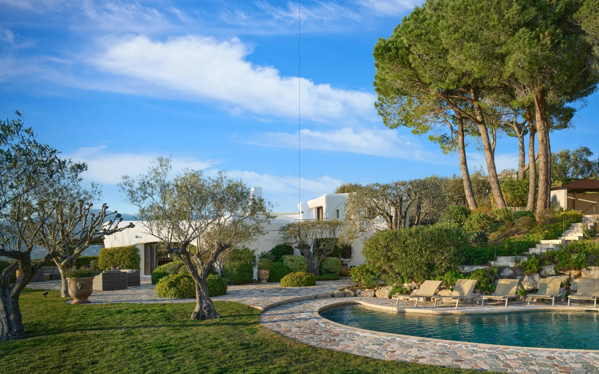 Bild: 9783967041781 | Côte d'Azur Living | Gestalten (u. a.) | Buch | 272 S. | Englisch