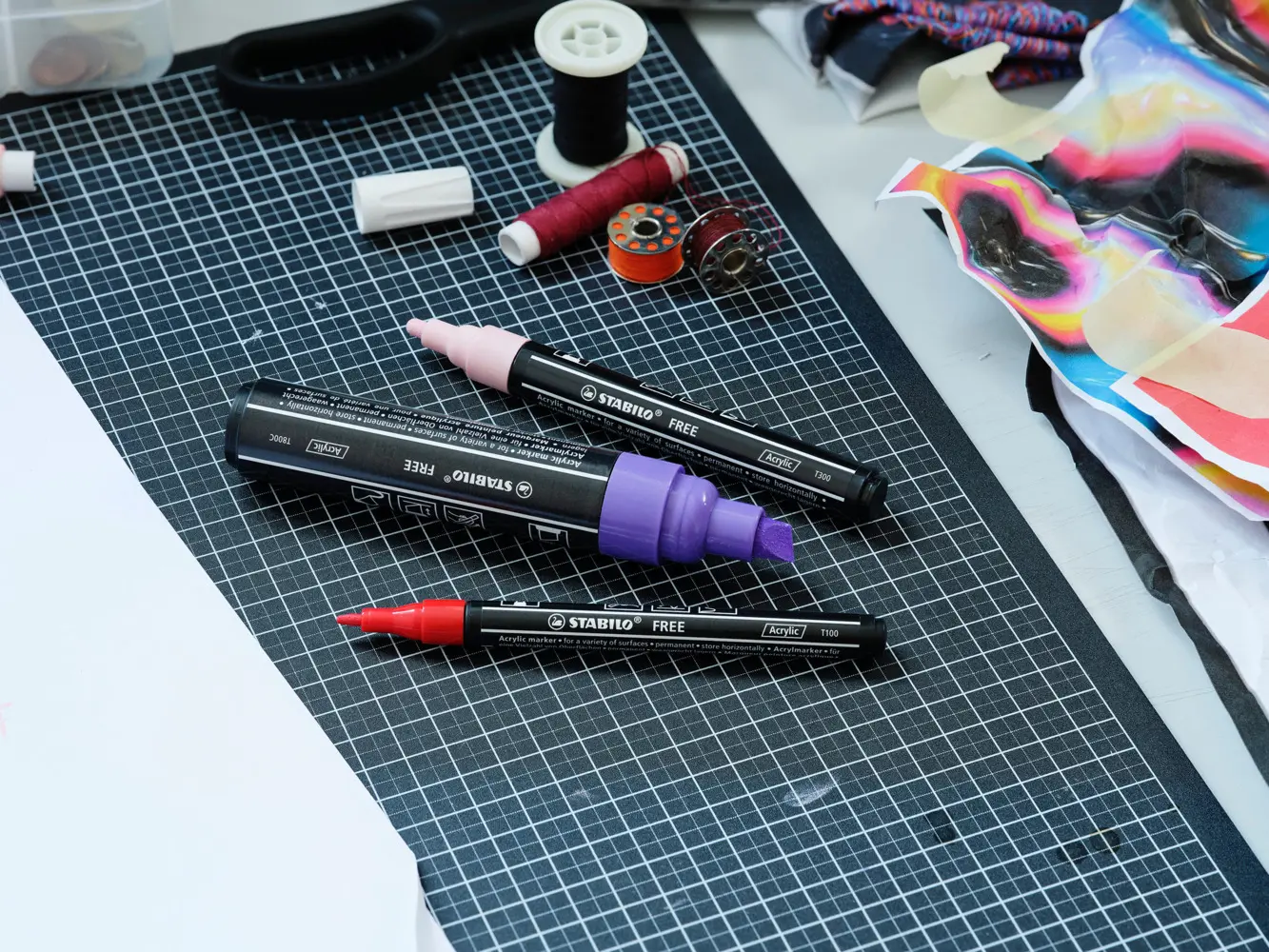 Bild: 4006381615181 | Acrylmarker, STABILO FREE Acrylic, 3er Pack, weiß, 3 verschiedene...