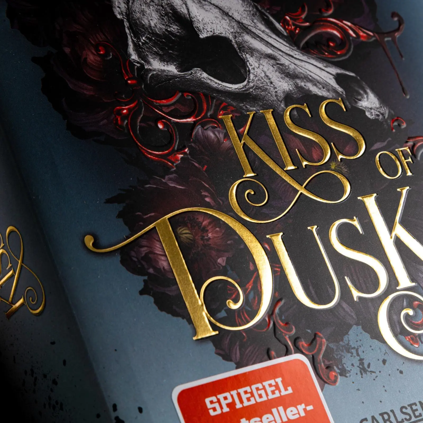 Bild: 9783551585981 | The Fallen and the Kiss of Dusk (Crowns of Nyaxia 4) | Broadbent