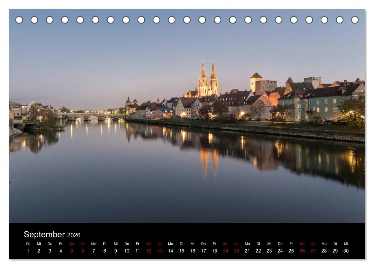 Bild: 9783516237481 | Regensburg bei Nacht (Tischkalender 2026 DIN A5 quer), CALVENDO...