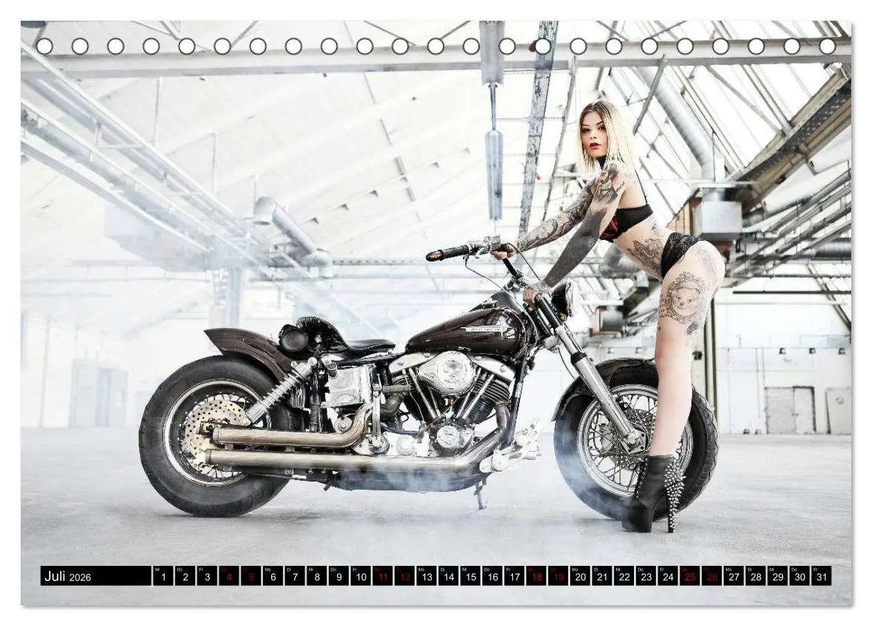 Bild: 9783457776582 | Motorräder &amp; Sexy Girls (Tischkalender 2026 DIN A5 quer), CALVENDO...
