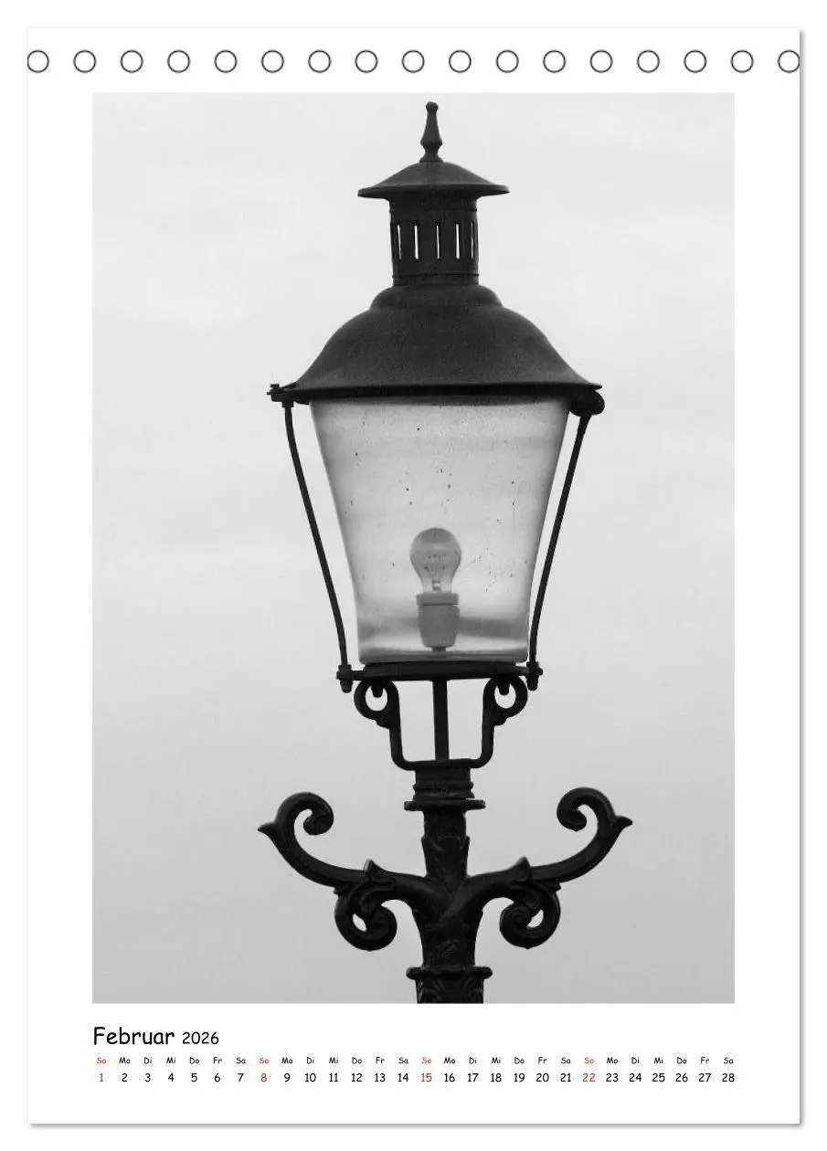 Bild: 9783516463583 | Straßenlaternen Monochrom (Tischkalender 2026 DIN A5 hoch),...