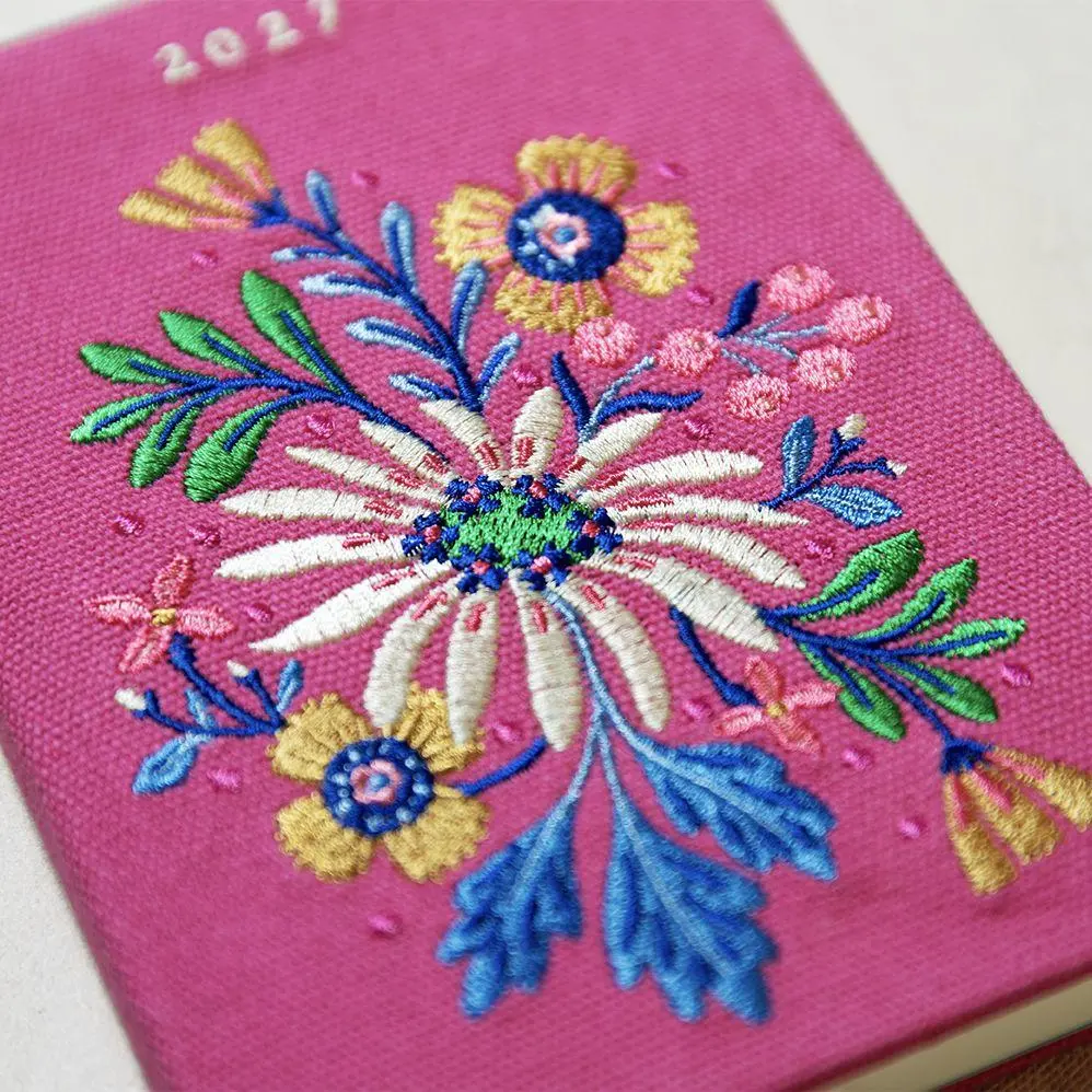 Bild: 4036442015384 | Taschenkalender A6 2027: Blütenmotiv, bestickt, pink | Groh Verlag