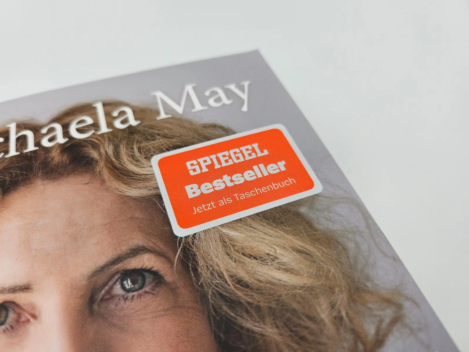 Bild: 9783492320085 | Hinter dem Lächeln | Michaela May | Taschenbuch | 256 S. | Deutsch