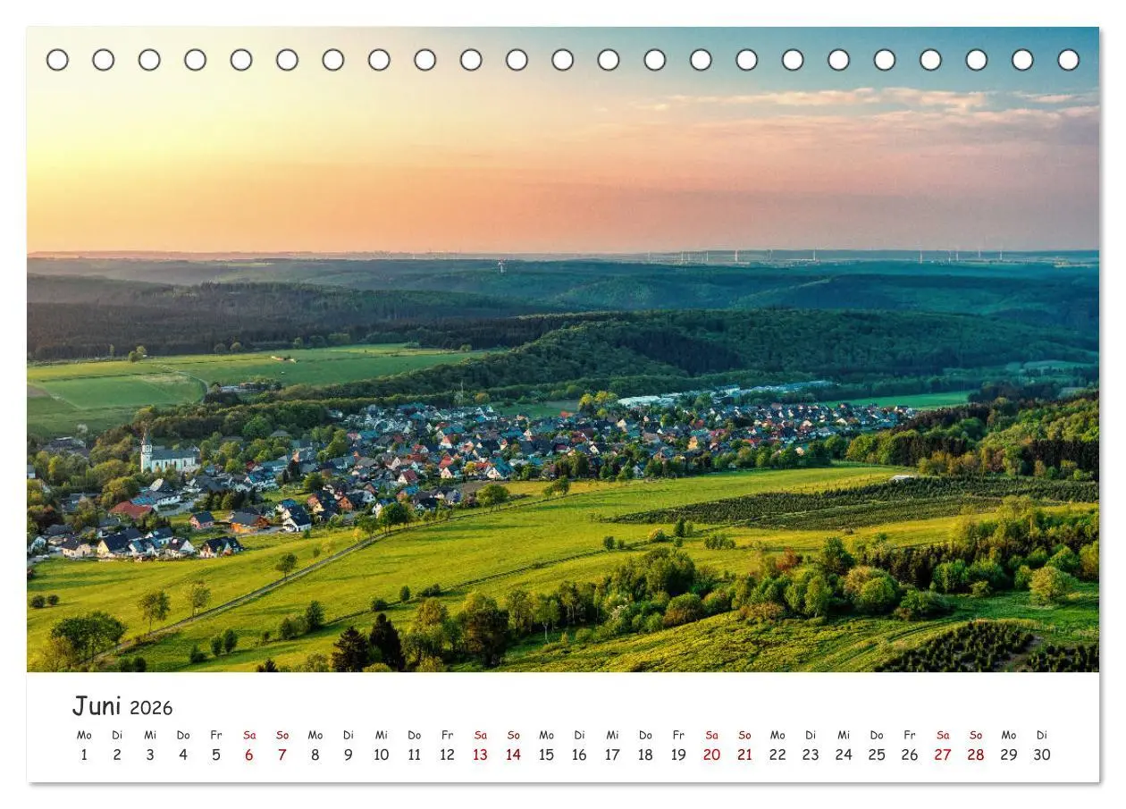 Bild: 9783457894286 | Das Sauerland bei Brilon aus der Vogelperspektive (Tischkalender...