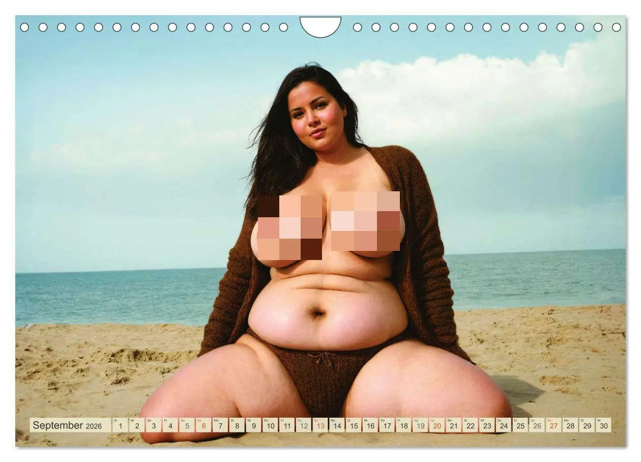 Bild: 9783457345887 | XXL Beach Girls Kalender - Kurvige Frauen am Strand (Wandkalender...