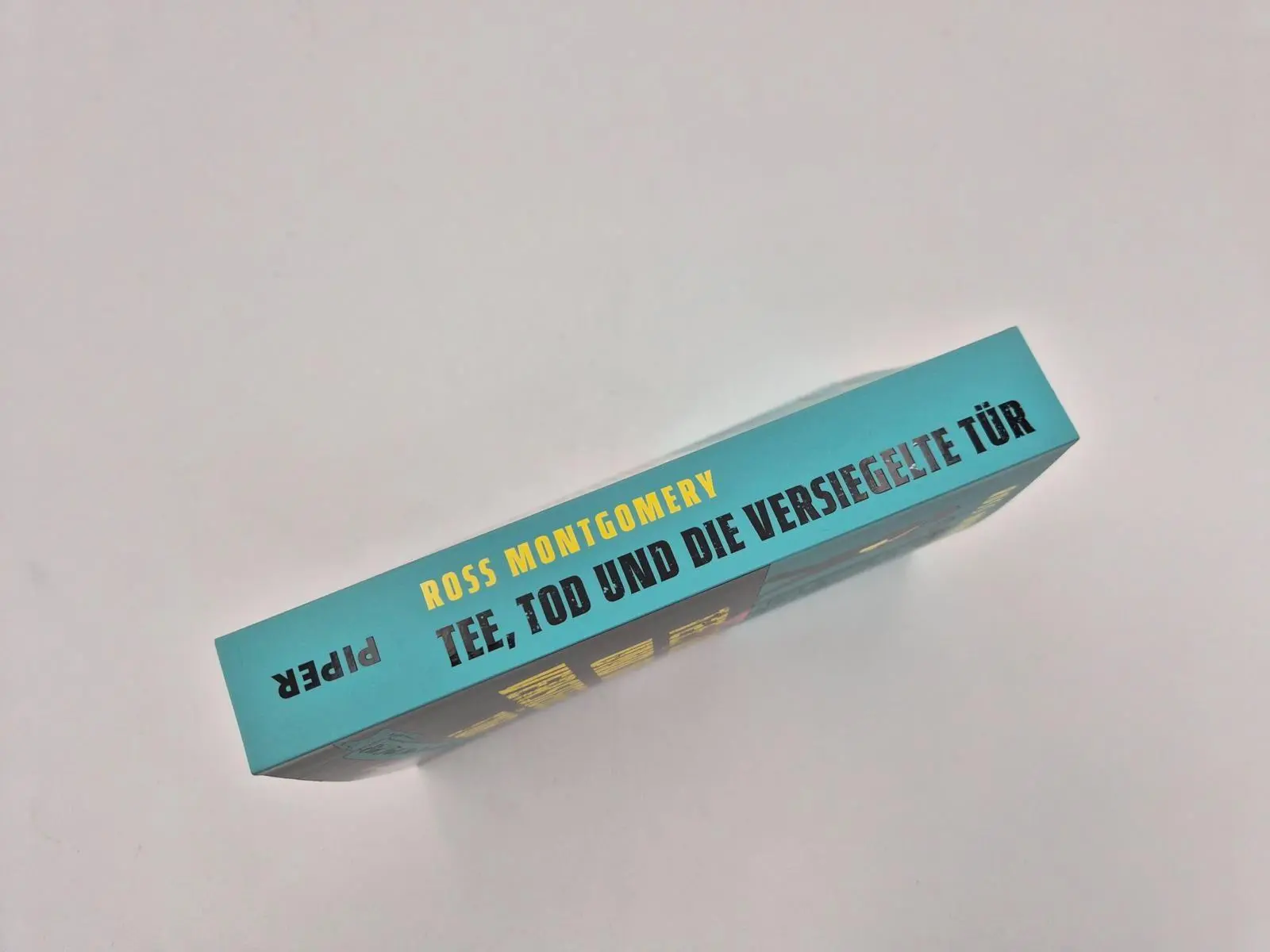 Bild: 9783492066587 | Tee, Tod und die versiegelte Tür | Ross Montgomery | Taschenbuch