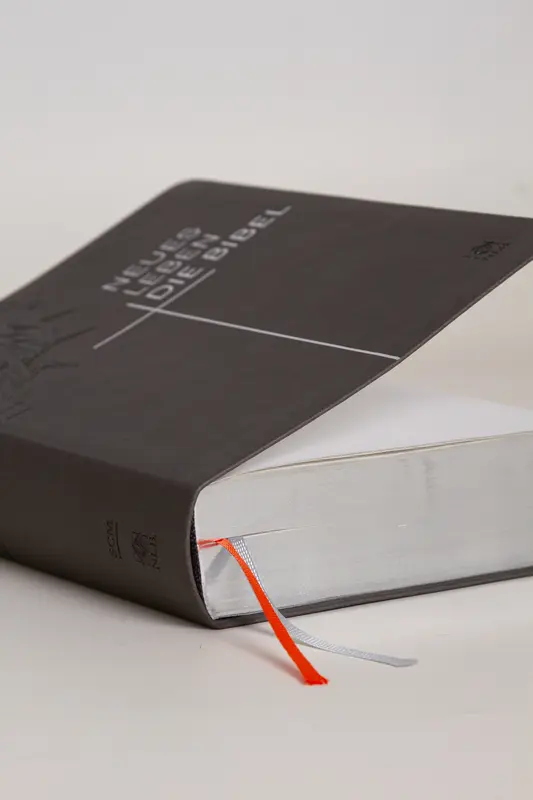 Bild: 9783417258288 | Neues Leben. Die Bibel, Standardausgabe, Kunstleder schwarzplatin
