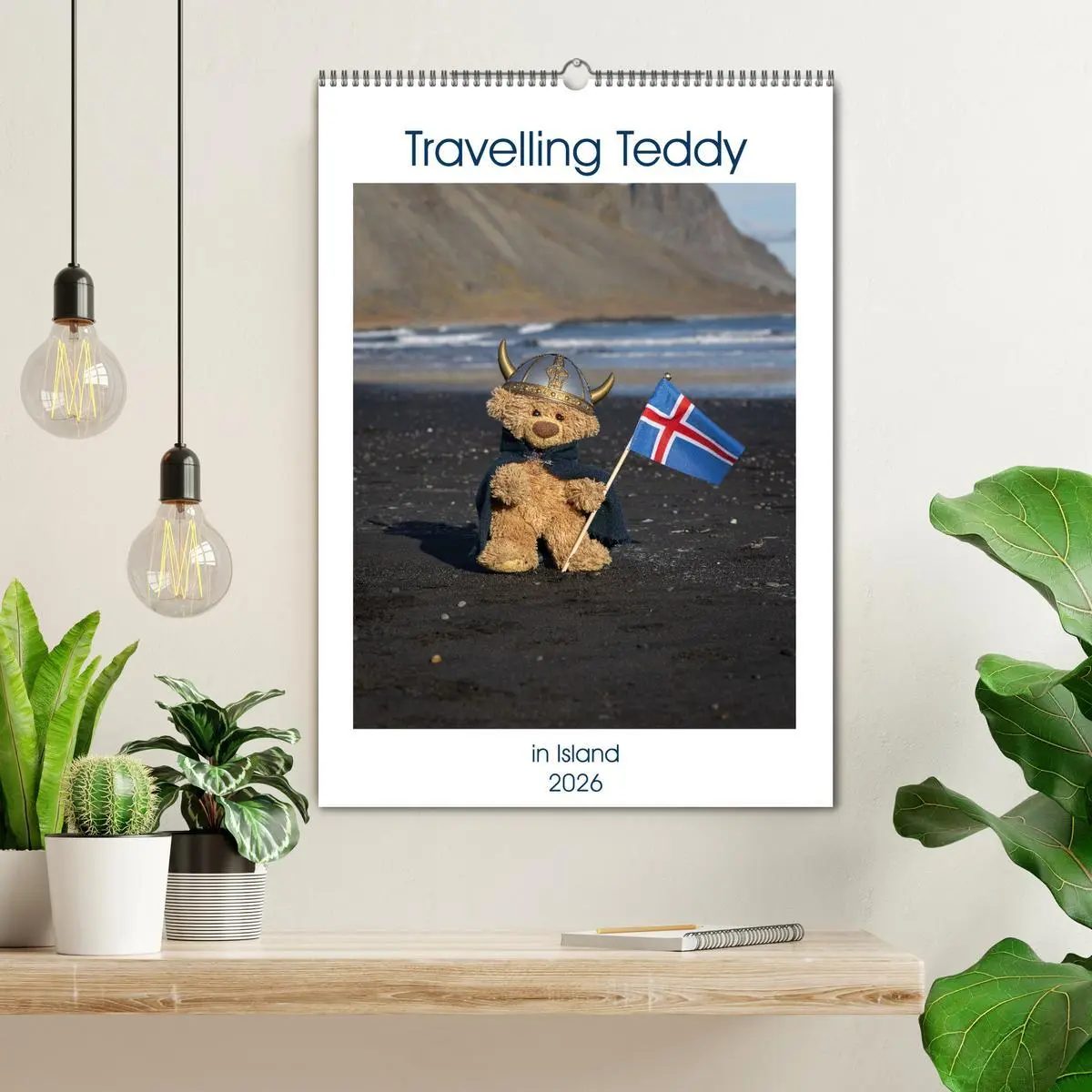 Bild: 9783516371390 | Travelling Teddy in Island (Wandkalender 2026 DIN A2 hoch),...