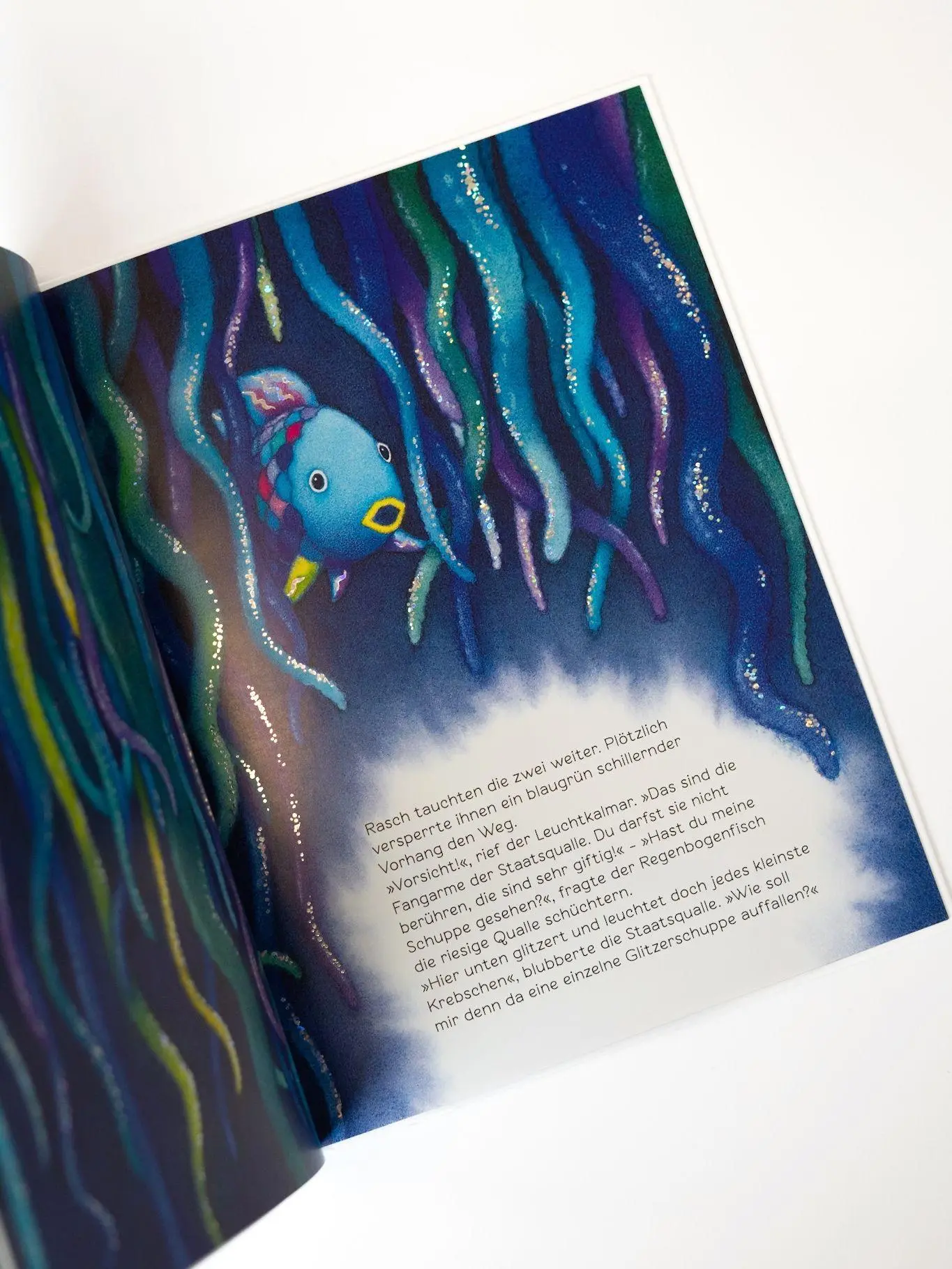 Bild: 9783314016790 | Der Regenbogenfisch entdeckt die Tiefsee | Marcus Pfister | Buch