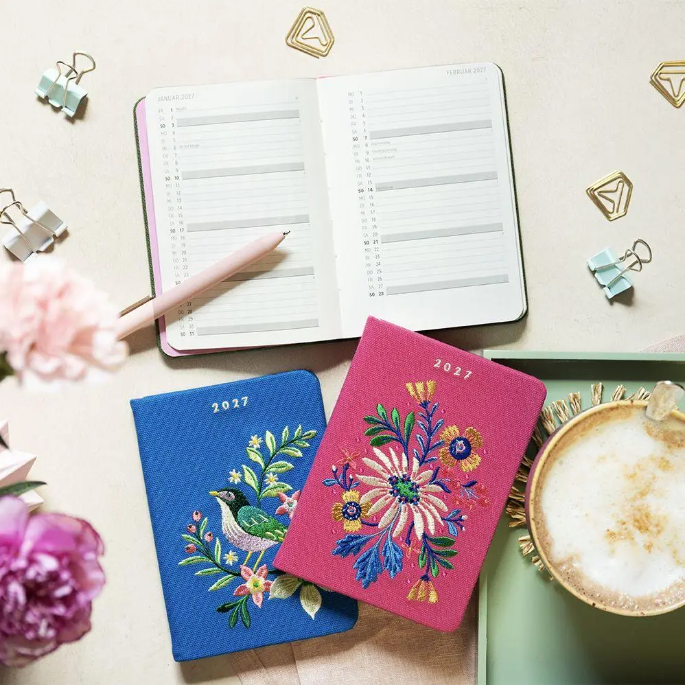 Bild: 4036442015391 | Taschenkalender A6 2027: Blütenmotiv, bestickt, grün | Groh Verlag